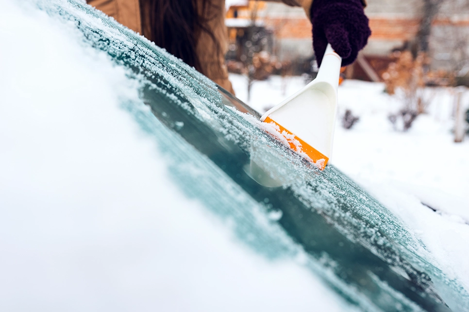 How to De-Ice a Windshield the Right Way