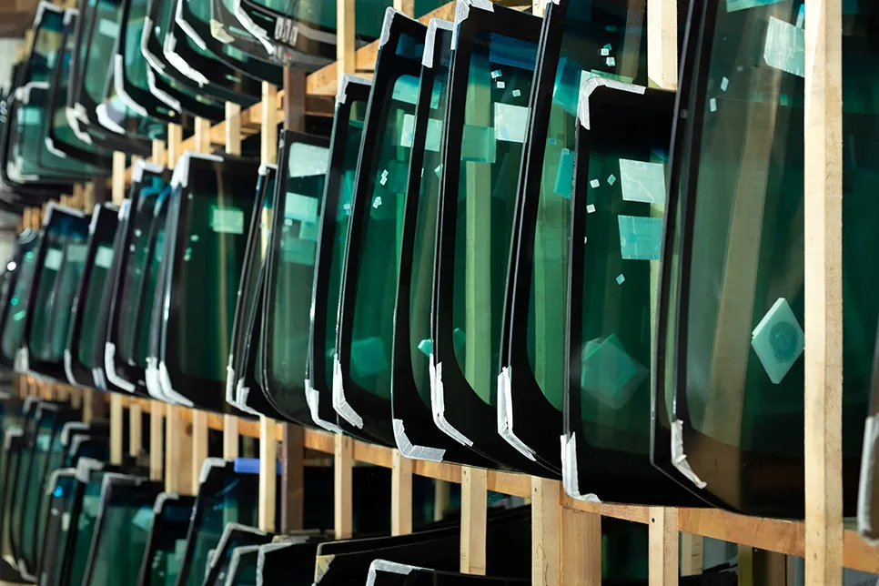 Navigating the Road of Windshield Replacement: OEM vs Aftermarket Glass